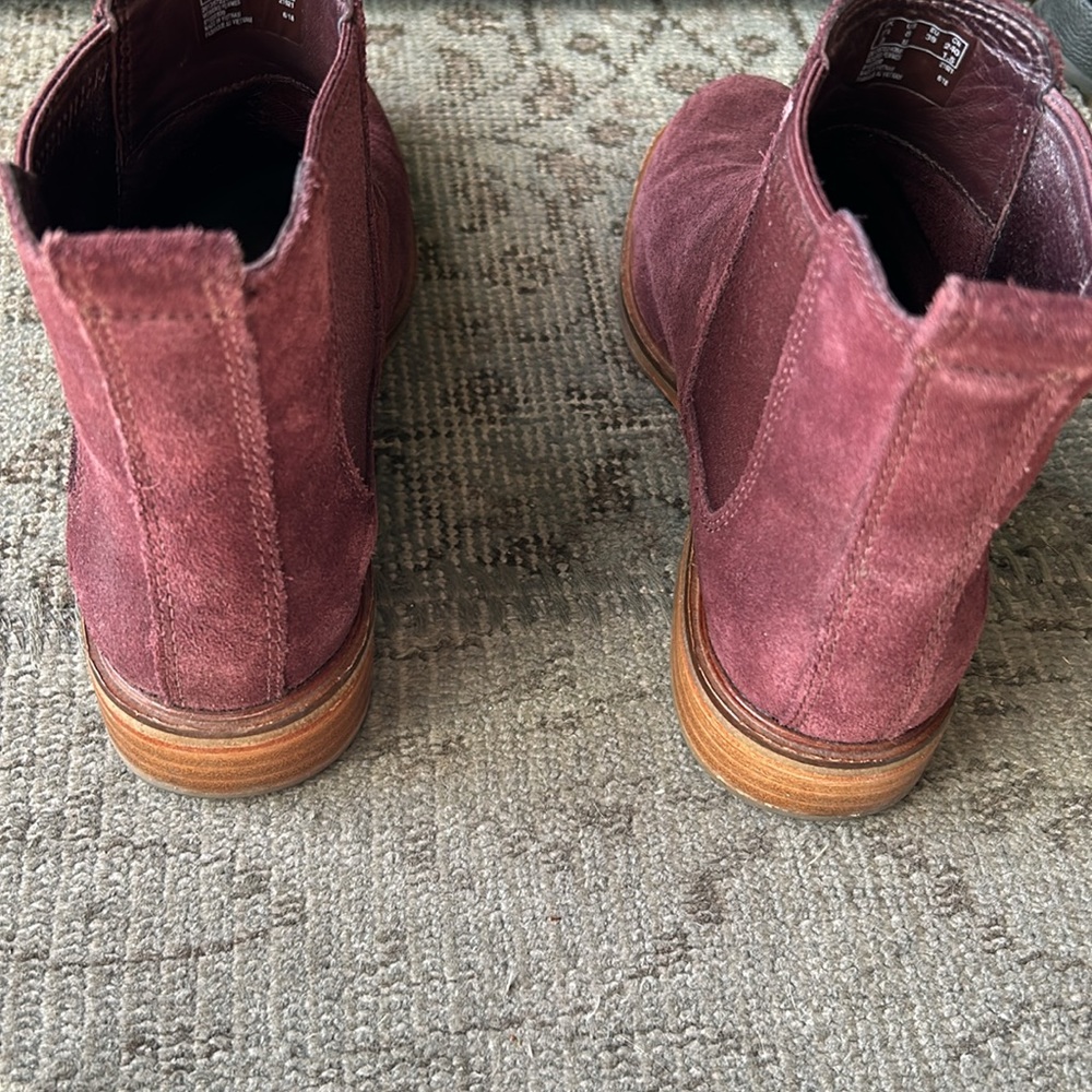 EUC Clarks Arlo Suede Chelsea Boots Size 8 39 - Picture 2 of 9